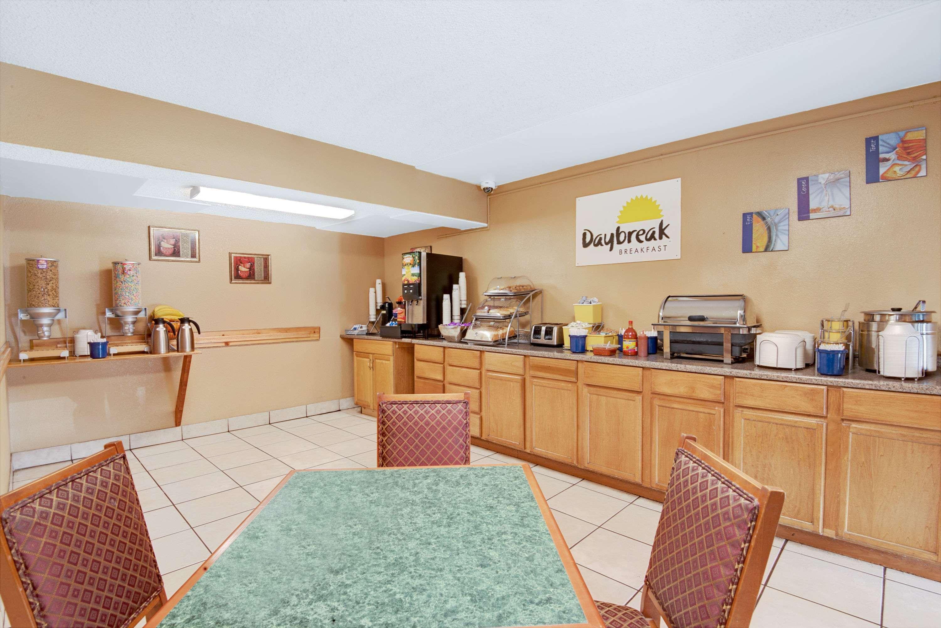 Hotel Days By Wyndham Airport East